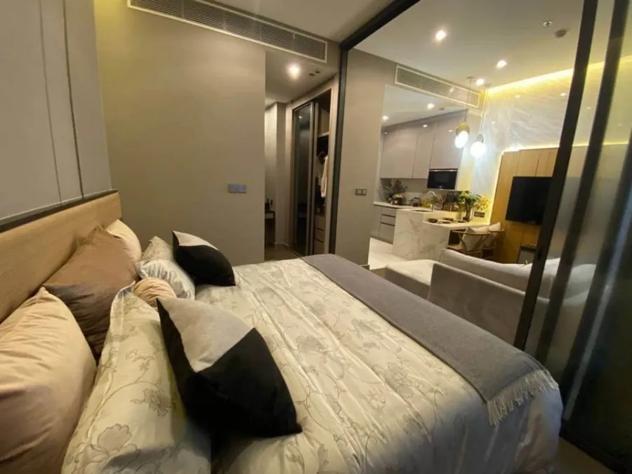 For rent, The Esse at Sigha Complex, very beautiful room, very livable, great built-ins, can't make a reservation like this.