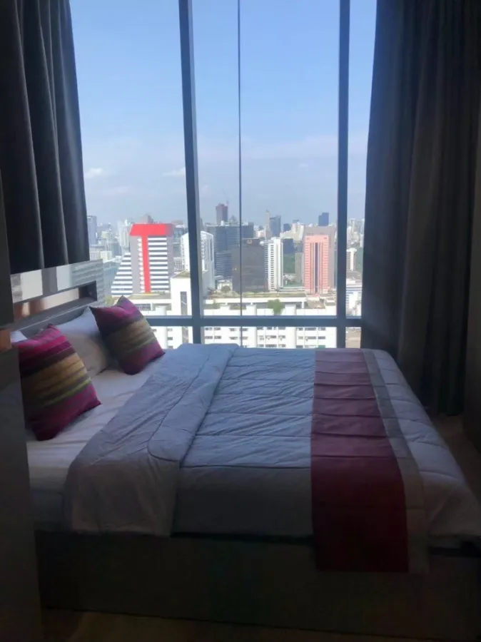 For rent!! Ashton Silom Condo, high floor, view of Lumpini Park and Chao Phraya River. Ready to move in, don't miss it!!