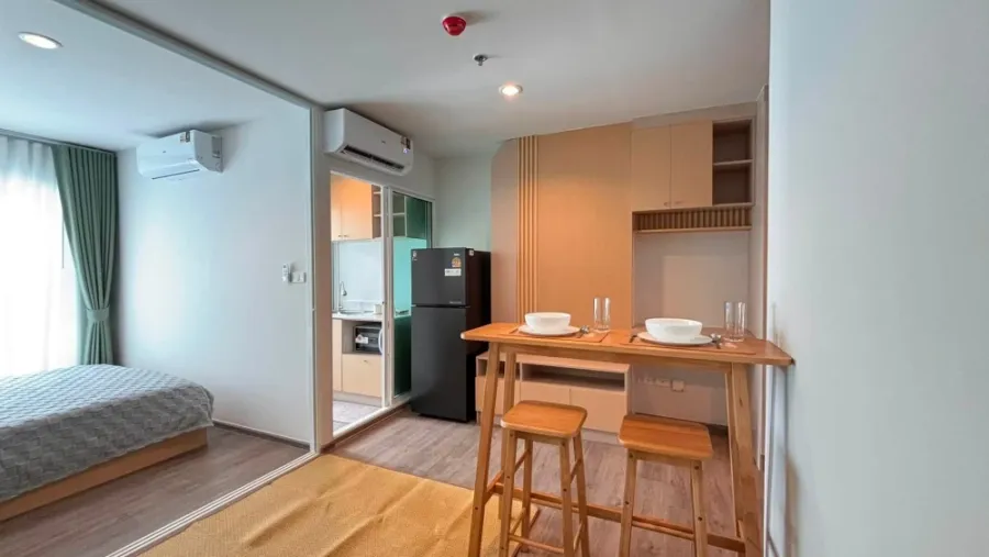 For rent: Regent Home Bangna, Muji-style decorated unit with glass partitions for privacy and soundproofing. Don't miss out!