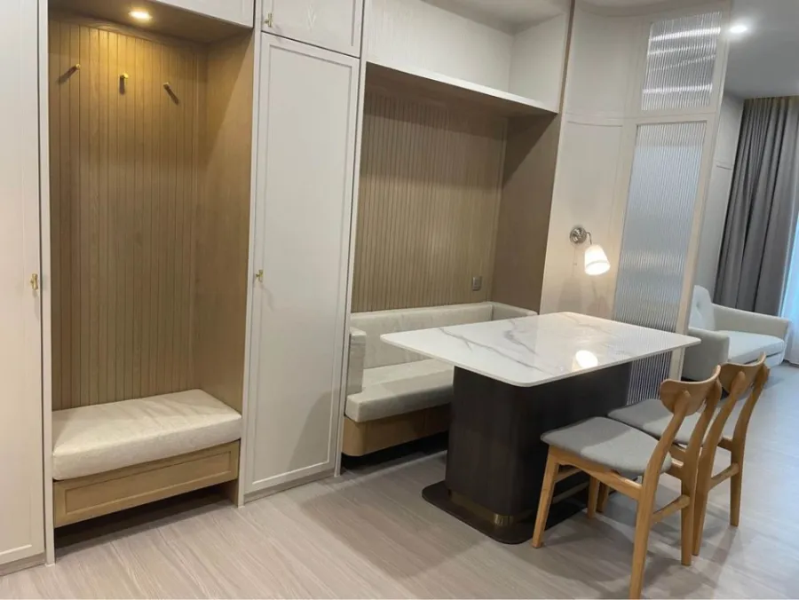 For Rent Life Asoke-Rama 9, very beautiful room, decorated in minimalist style, warm tones, very inviting, don't miss it.
