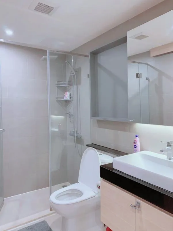 Urgent sale/rent Class Condo Silom, beautiful room, lots of furniture. The location is very attractive for investment, near BTS, easy to travel, hurry and grab it.