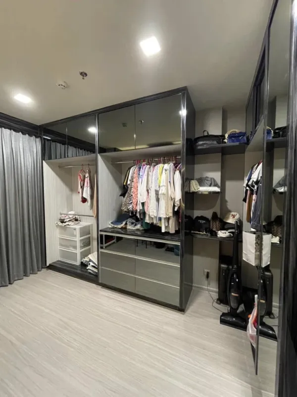 ขาย ให้เช่า life asoke hype ชั้นสูงมาก ตกแต่งบิวท์อินแบบเรียบหรูดูแพงมาก มีห้องแต่งตัวขนาดใหญ่ จองแล้วจะไม่ผิดหวัง