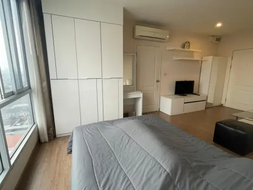 For rent: The Tree Bang Pho Station, high floor, complete set of furniture. Cool electrical appliances You can just come and stay.