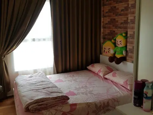 The Trust Condo Ngamwongwan for sale. This room is decorated with good wallpaper. Golden location. Best price. Book now.