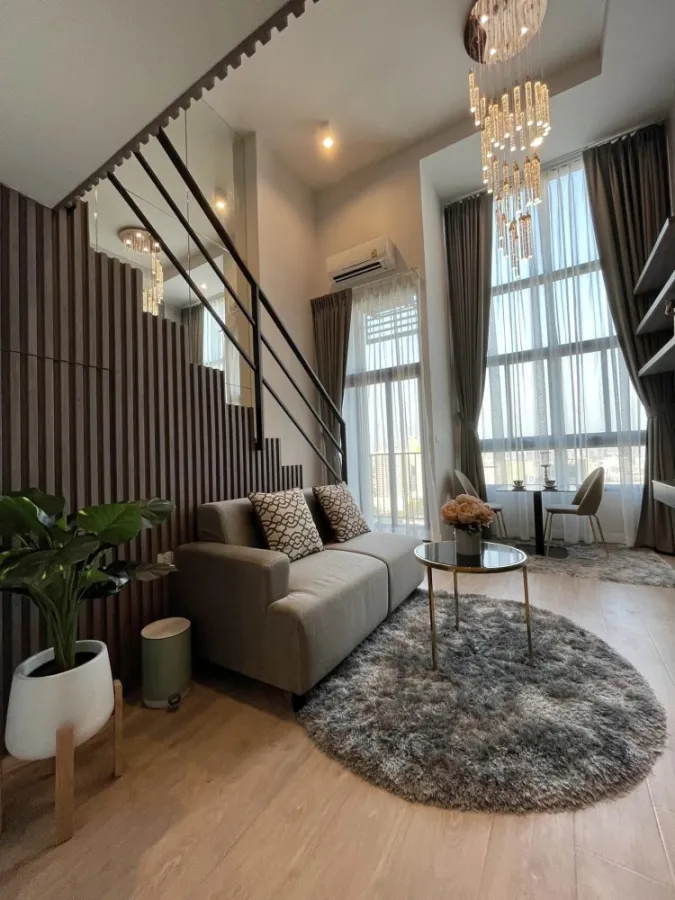 For rent Ideo Rama 9 - Asoke, high floor, duplex style room. Great built-in furniture If you don't reserve, you'll miss a lot.