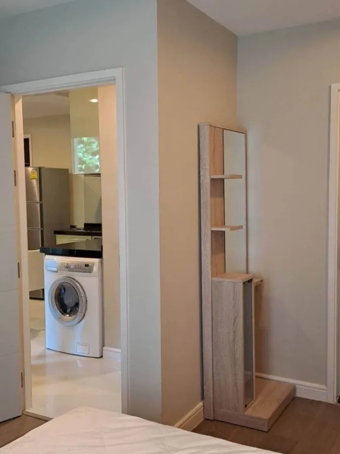 For rent: The Crest Sukhumvit 24, spacious room, comfortable to live in, complete with furniture and electrical appliances. Hurry and reserve now.