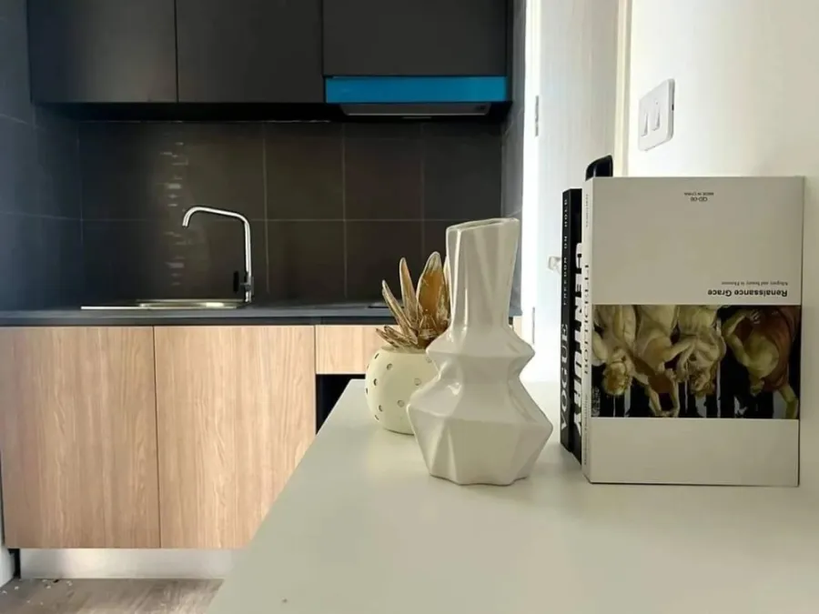 For rent: Flexi Sathorn - Charoen Nakhon. The room is beautifully decorated and very livable. The view is not blocked. After booking, I am disappointe