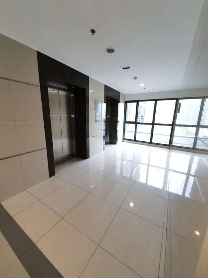 For rent: Condo Rhythm Asoke 2, 9th floor, very spacious room, divided into sections, decorated nicely. Interested? Book now!