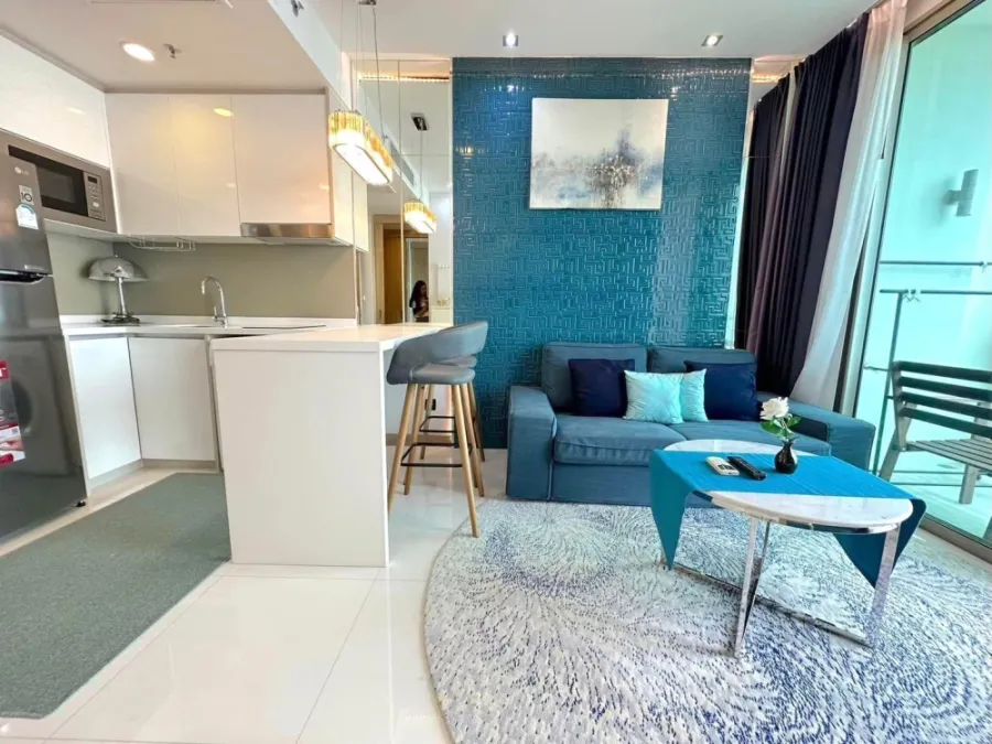 For rent: The Riviera Wong Amat Beach, a lovely room, beautifully decorated, excellent built-in furniture, sea view, reserve now!