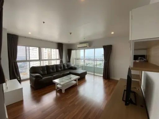 For rent: Thana Arcadia, corner room, lots of usable space, unblocked view, big sofa, very comfortable to sit on. Book now.