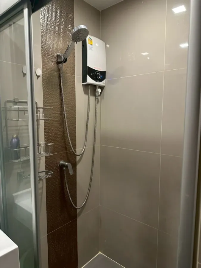 For rent: Ideo Sathorn-Wongwian Yai. Two-sided window design provides good ventilation and keeps the room cool. Fully furnished and ready to move in.