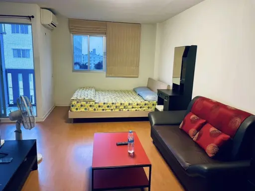 For rent: Lumpini Condo Town, Rattanathibet, 5th floor, bright and comfortable room with amenities. Don't wait.