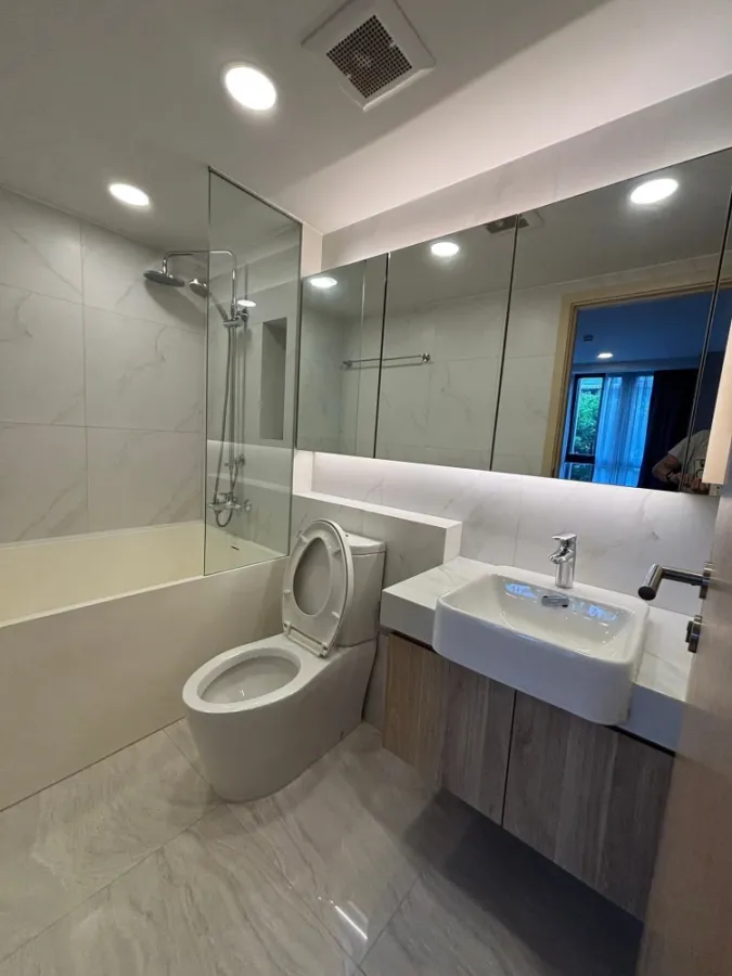 Walden Asoke for rent, a luxury project in the heart of Asoke. Beautifully decorated and fully furnished; move-in ready.