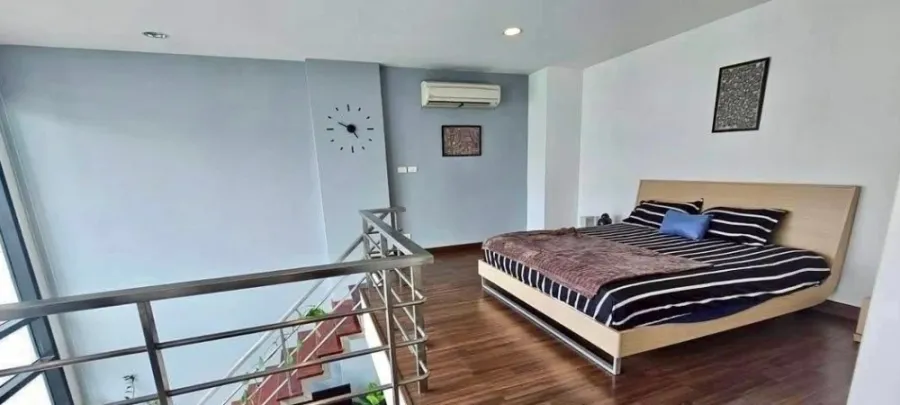 ให้เช่า D65 Condo – Duplex เพดานสูง โปร่ง โล่ง อยู่สบาย ชั้นบนสุด เงียบ เป็นส่วนตัว จองเลย อย่ารอช้า