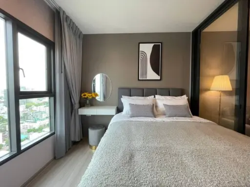For rent THE BASE Phetchaburi-Thonglor, high floor, very beautiful view, fully furnished room. Biggest screen TV. Book now.