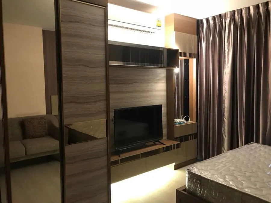 ให้เช่า คอนโด ริทึ่ม อโศก 2 ห้องสตูดิโอ ตกแต่งบิ้วอิน วิวเมือง หิ้วกระเป๋าเข้าอยู่ได้เลยค่ะ