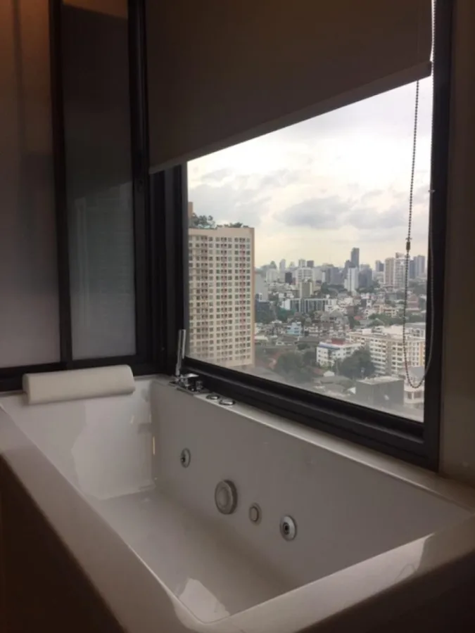 For rent Rhythm Sukhumvit 44/1, beautiful room, ready to move in. Can't miss it