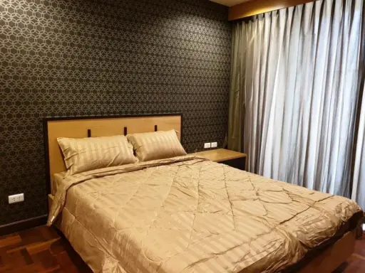 Urgent !! Condo for rent, Asoke Place, near BTS Terminal 21, very good location, ready to move in, can't miss it !!