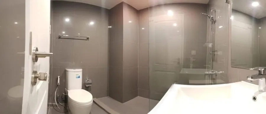 ขาย Noble Revo Silom ห้องสะอาด สบายตา เฟอร์นิเจอร์จัดเต็ม หิ้วกระเป๋าใบเดียวเข้าอยู่ได้เลย