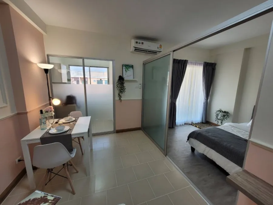 For sale: Supalai City Home Srinakarin, minimalist decorated room, minimalist style, complete set of furniture. Don't postpone past booking.