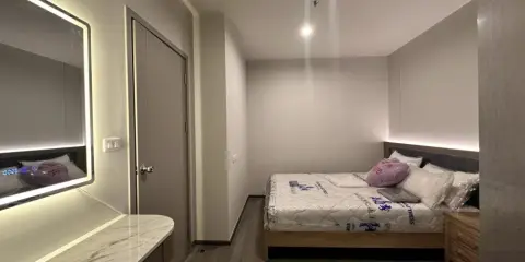 ให้เช่า ไอดีโอ รามคำแหง - ลำสาลี สเตชั่น แบบ 1 Bedroom ห้องนั่งเล่นหน้ากว้าง เฟอร์นิเจอร์ครบ พร้อมเข้าอยู่