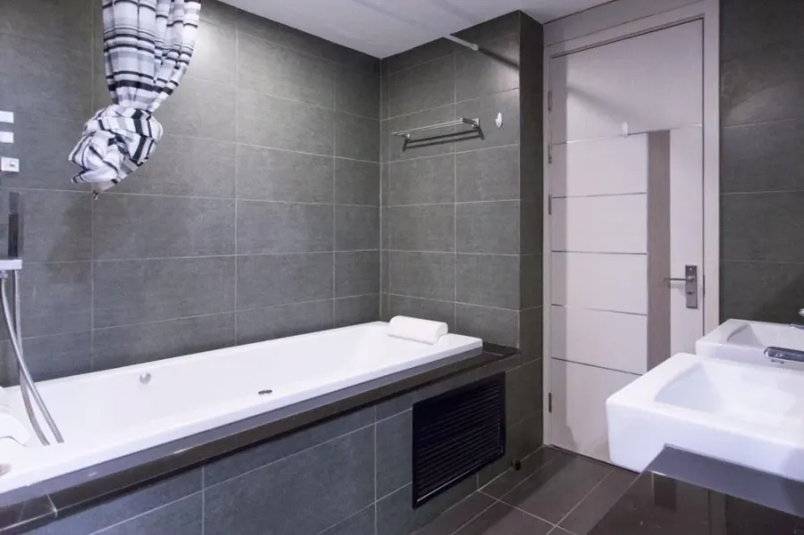 ขาย ให้เช่า คอนโด เอปัส (พัทยากลาง) ตกแต่งสไตล์โมเดิร์น พร้อม jacuzzi วิวสระว่ายน้ำ ไม่ควรพลาด
