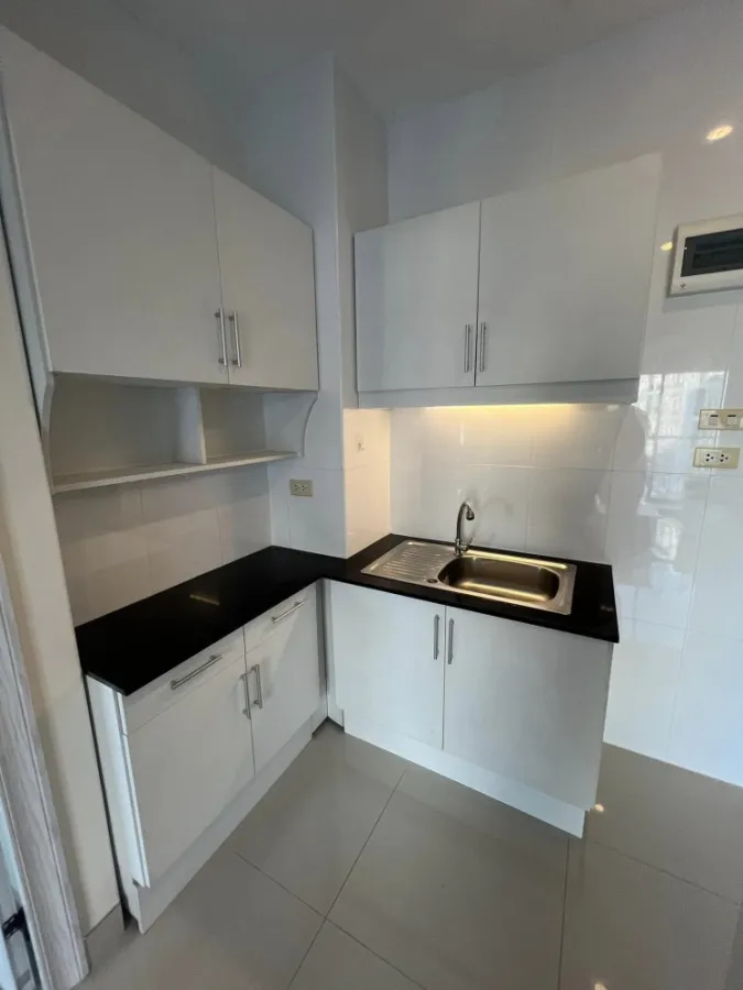 CC Condominium 2 (Pattaya Central) The room is decorated in cozy tones, simple and easy on the eyes. Don't put it off, reserve now.