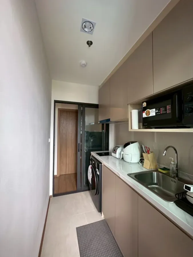 Selling The Livin Ramkhamhaeng: 1 bedroom, 1 bathroom, fully furnished. Don't miss this great deal!