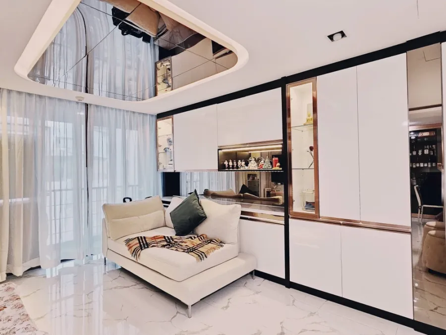 Klass Condo Silom for sale. Ready to move in. Best location, best value in Silom. Fully furnished with beautiful decoration. Don't miss out!