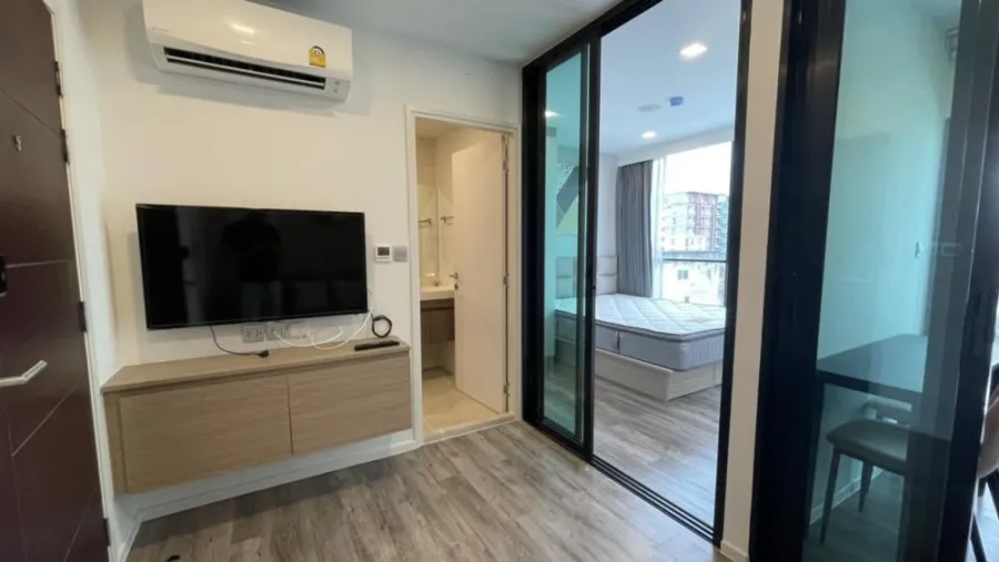 For rent, Brown Condo Huai Khwang, separated rooms, fully furnished, full electrical appliances. Make a reservation and you won't be disappointed.