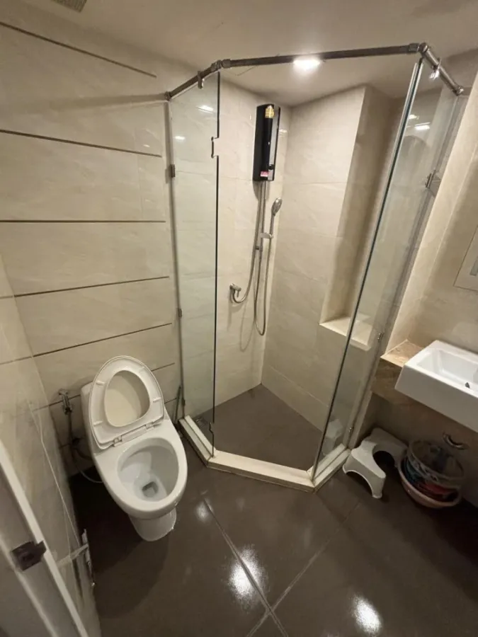 For sale: The Light New York, empty room, clean, airy, complete with amenities. People who like to decorate rooms shouldn't miss it.