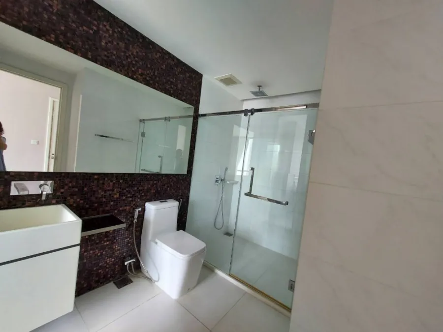 For sale, for rent!! Condo The Room Sukhumvit 69, spacious room, well decorated, wallpapered throughout the room, book now!!