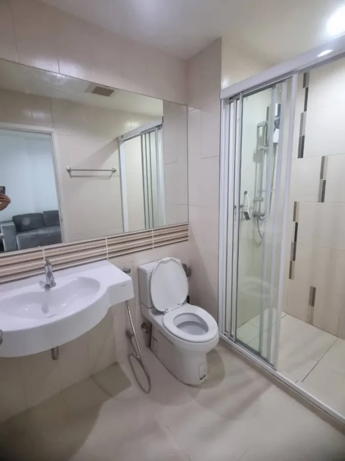 For rent: Centric Tiwanon Station, a nice room with complete amenities at an amazing price. Don't miss out!
