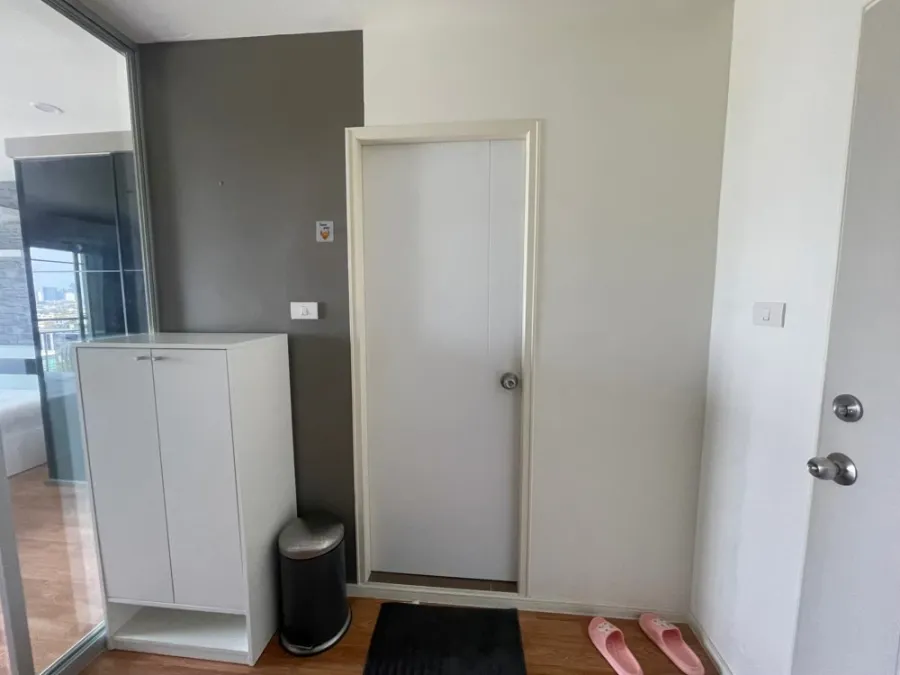 Condo for rent Lumpini Ville Phatthanakan-Srinakarin. The room is decorated and ready to move in. Separate kitchen. Don't miss out on something good l