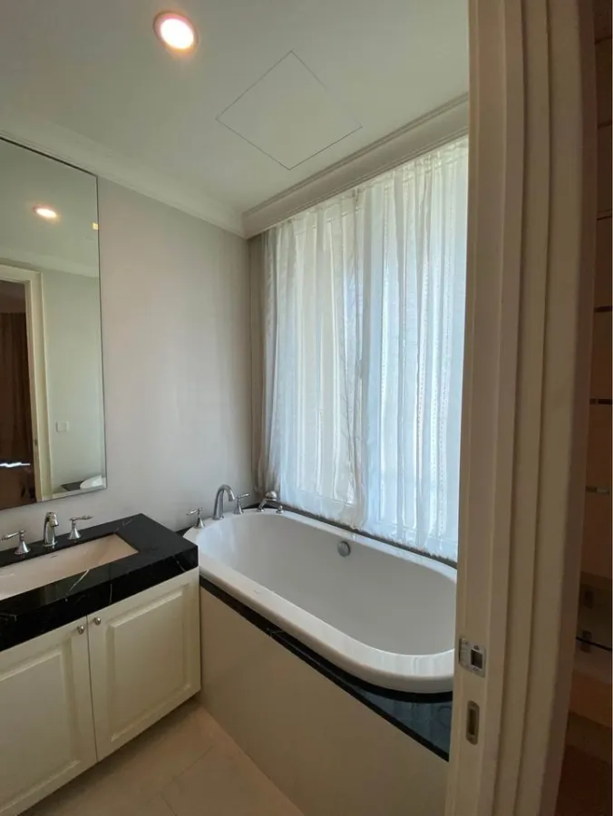 For Rent Royce Private Residences คอนโดหรู ใจกลางเมือง พื้นที่ใช้สอบเพียบ เดินทางสะดวกสบาย อย่าพลาด