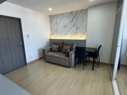 For rent immediately! Supalai Veranda Ramkhamhaeng, beautifully decorated unit on the 27th floor with Osotspa view. Lovely built-in furniture. Book no
