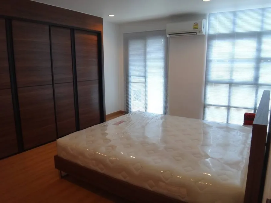 Silom Grand Terrace for sale, very spacious room. Decorated with good furniture, the investment is worth it. It's good to live there yourself. Book no