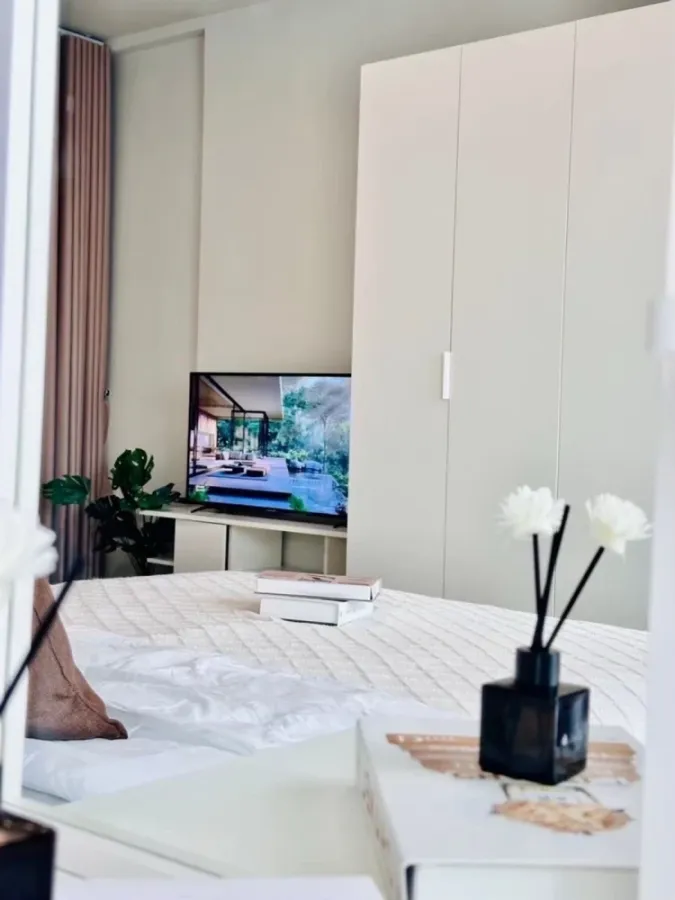 Rich Point @ BTS Wutthakat for rent. Beautifully decorated room with pool view. Book now!