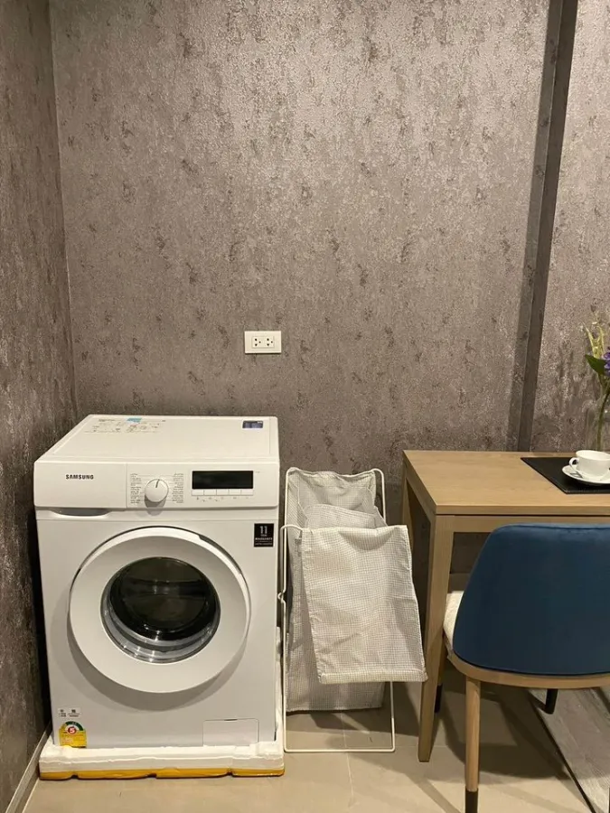 Condo for rent, XT Ekkamai, 14th floor, unblocked view, well decorated. Install wallpaper throughout the room. Don't miss it.