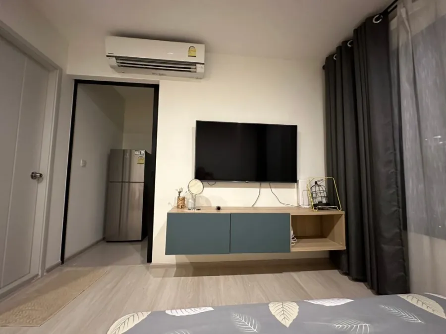 For rent, Life Asoke, 23rd floor, open view, unblocked view, north facing room, has a large TV. Good quality genuine leather sofa. Must reserve.