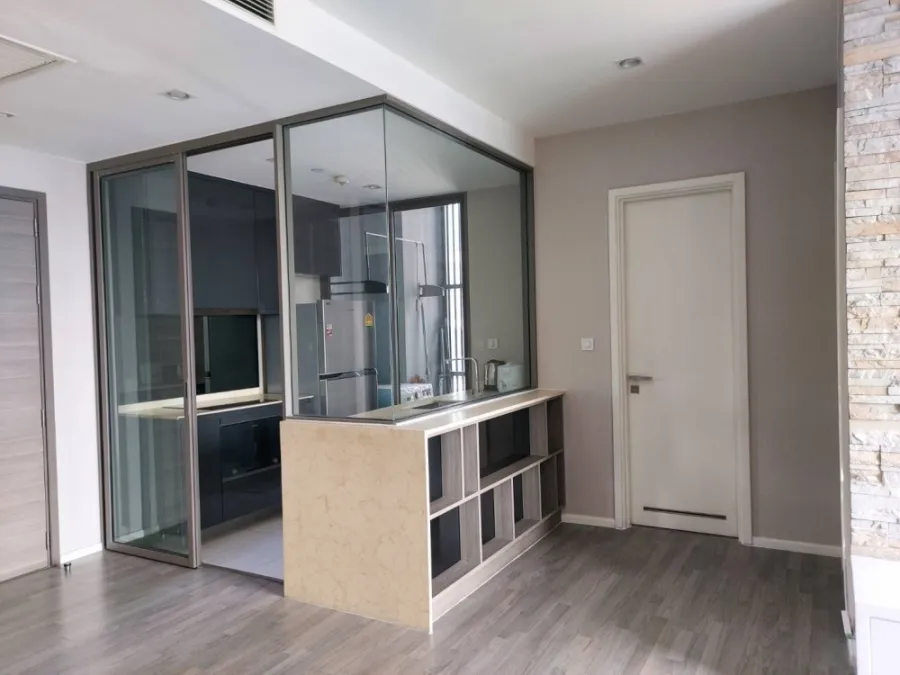 For sale, for rent!! Condo The Room Sukhumvit 69, spacious room, well decorated, wallpapered throughout the room, book now!!