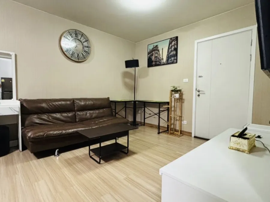 Plum Condo Paholyothin 89 for rent, a nice room with complete amenities, a comfortable brown sofa. Don't miss it!