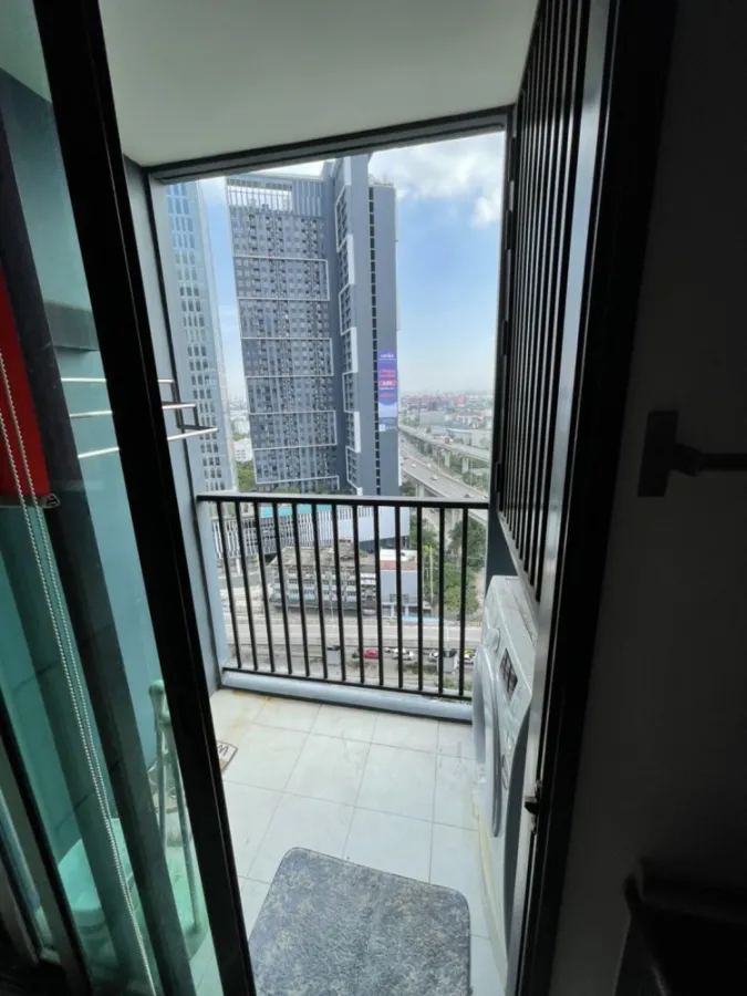 It has arrived. Closed kitchen, high view, clear, not blocked, fully furnished, ready to move in. Condo for rent, The Base Rama 9 - Ramkhamhaeng.