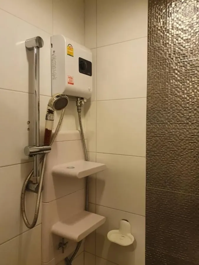 ขาย Aspire Ngamwongwan ชั้น 4 ห้องมุม พร้อมติดวอลเปเปอร์อย่างดี ตกแต่งครบ ห้ามพลาด