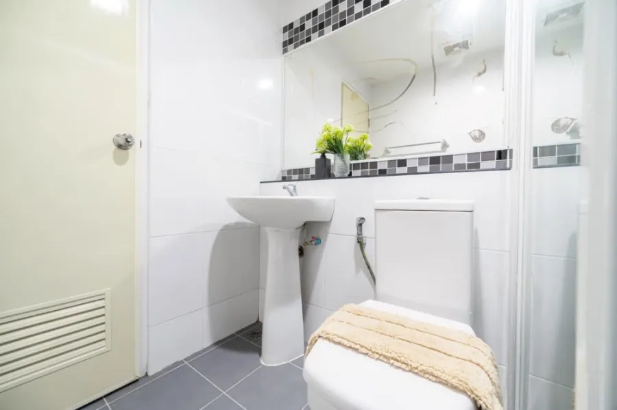 Condo for sale, Regent Home 12, Lat Phrao 41, partitioned room, decorated in minimalist style. Swimming pool view Don't delay.