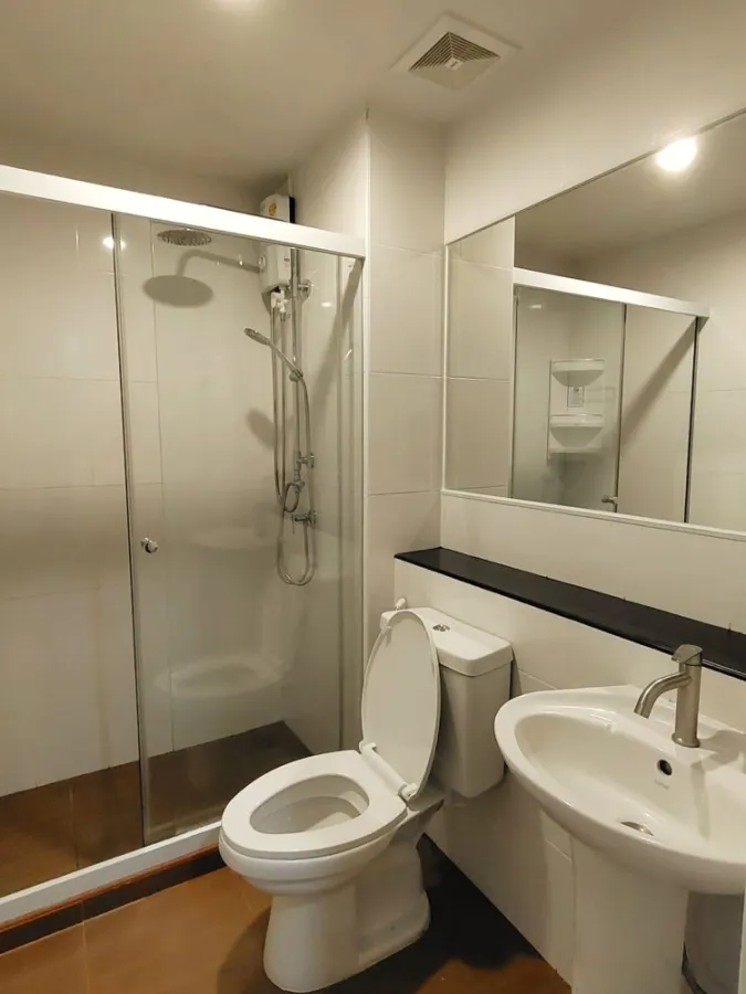 For Rent Regent Home Sukhumvit 81, beautifully decorated room with good wallpaper, cheap price, book now.