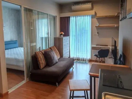For rent: The Parkland Ratchada-Wongsawang, beautiful condo, luxuriously decorated, room on the 28th floor, with nice wallpaper, book now.