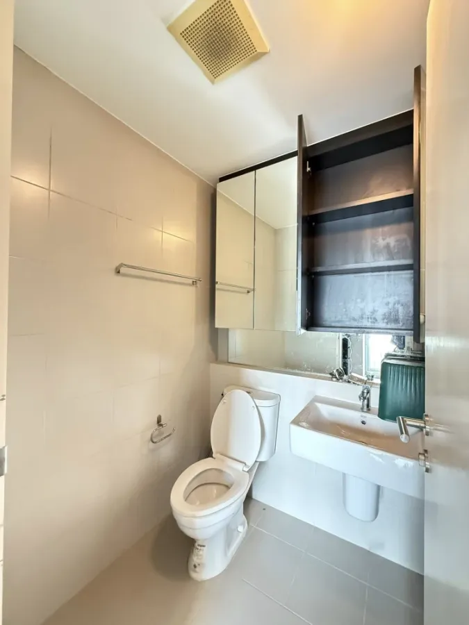 Selling a beautifully decorated condo at Aspire Ladprao 113. High-quality built-in furniture. Amazing price! Own it today! Don't wait!