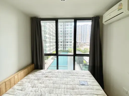For rent, The Base Chaengwattana, the most beautiful room, fully furnished, great pool view, carry only one bag, you can move in.