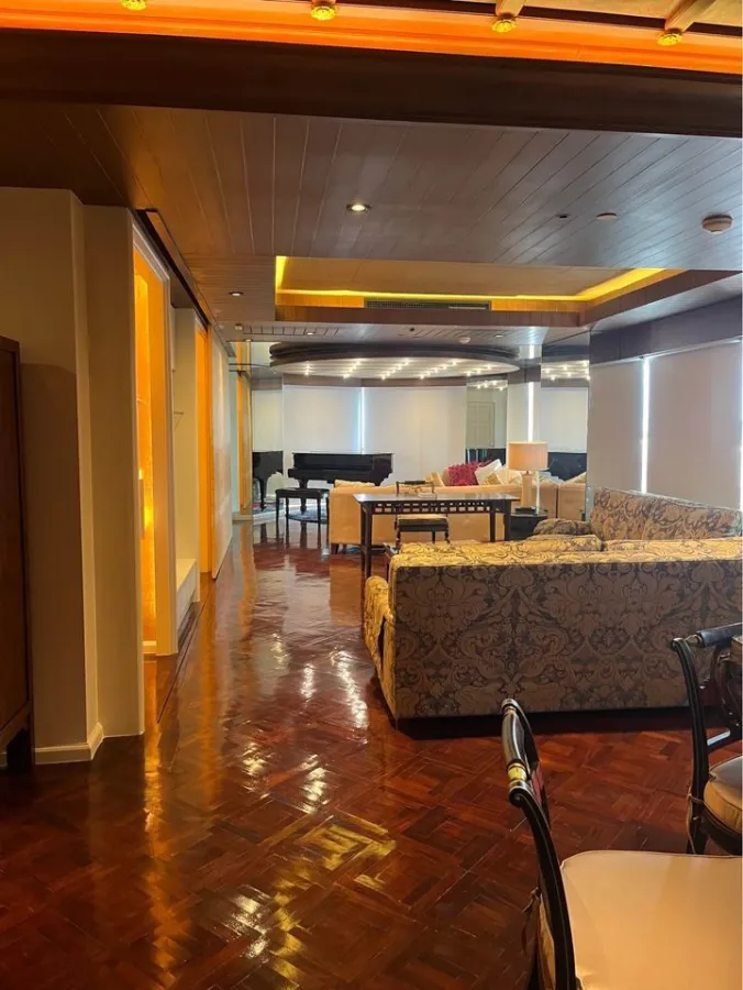 For sale or rent State Tower Condominium, luxury condo in the heart of the city. Decorated with good furniture, luxurious Buit-In, book now.